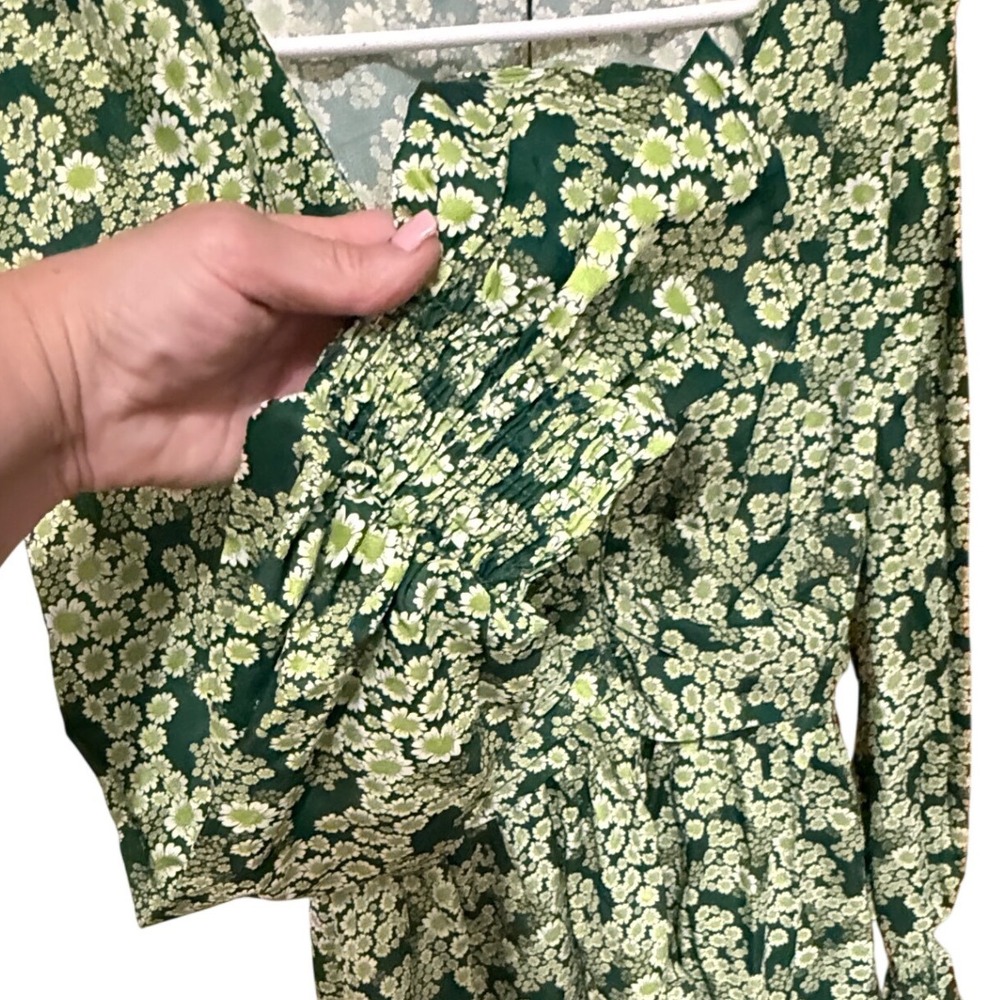 PrettyLittleThing Mini Dress Daisy Floral Size 6 Green NWT Long Sleeve V-Neck - Picture 4 of 9
